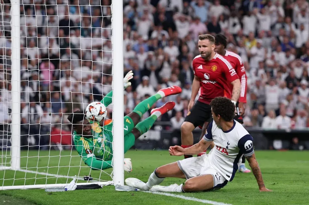 Goleiro Onana, de uniforme verde, do Manchester United, Shaw, com a camisa vermelha e Jhonson, de camisa branca