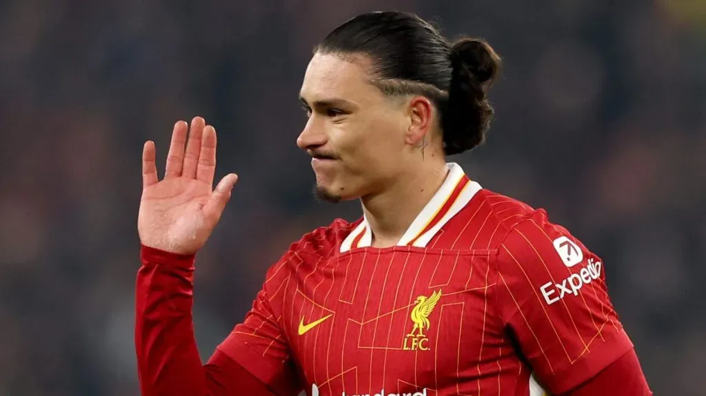 Darwin Núñez, em campo, com a camisa vermelha do Liverpool. (Photo by Carl Recine/Getty Images)