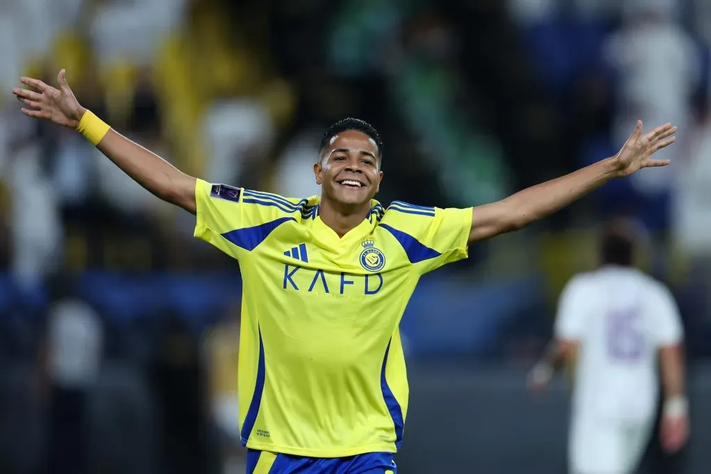 Flamengo quer Wesley, que está em campo, com a camisa amarela do Al-Nassr