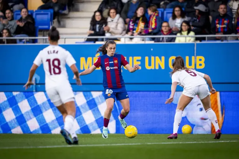 Lucía Corrales atuando com a camisa do Barcelona (Reprodução/Barcelona)