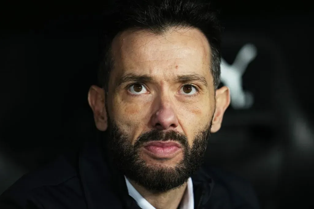 Carlos Corberan, técnico do Valencia CF, observa antes da partida da LaLiga entre Valencia CF e Real Madrid CF no Estádio Mestalla, em 3 de janeiro de 2025, em Valência, Espanha. (Foto de Aitor Alcalde/Getty Images)