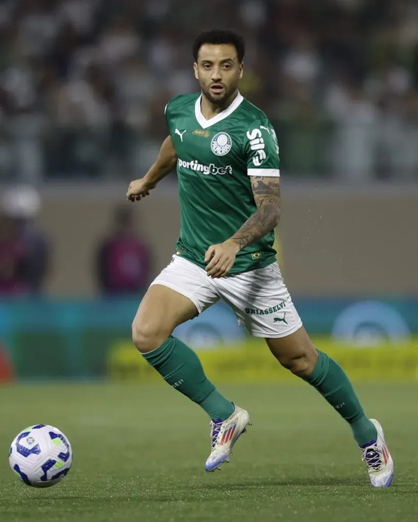 Felipe Anderson, em campo, com a camisa verde do Palmeiras