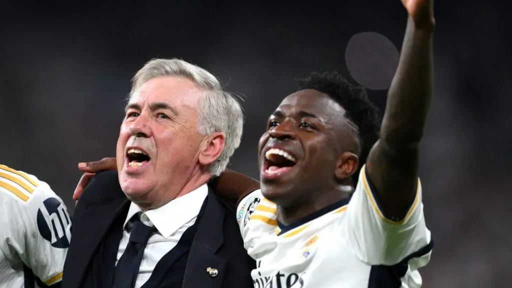 MADRI, ESPANHA - 08 DE MAIO: Antonio Ruediger, Carlo Ancelotti e Vinicius Junior, do Real Madrid, comemoram após a vitória da equipe durante a partida de volta da semifinal da Liga dos Campeões da UEFA entre Real Madrid e FC Bayern München no Estádio Santiago Bernabeu em 08 de maio de 2024 em Madri, Espanha.