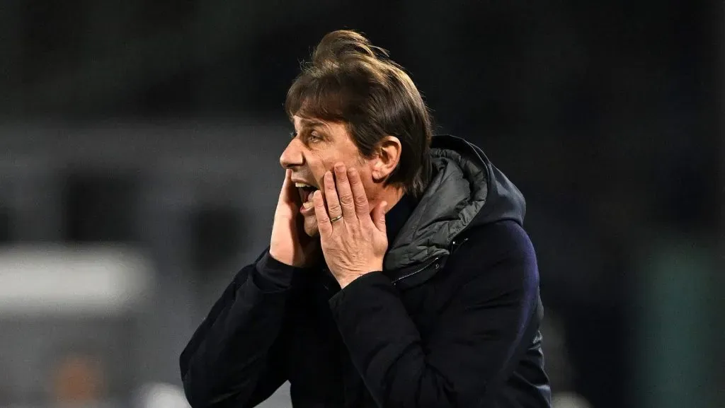 Antonio Conte, técnico do Napoli, durante a partida da Serie A entre Napoli e Udinese no Estádio Diego Armando Maradona, em 9 de fevereiro de 2025, em Nápoles, Itália. (Foto de Francesco Pecoraro/Getty Images)