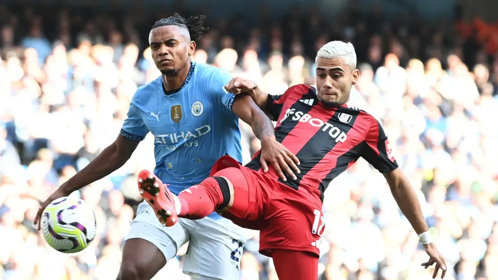 Andreas Pereira sendo marcado pelo zagueiro do Manchester City Manuel Akanji (Photo by Gareth Copley/Getty Images)