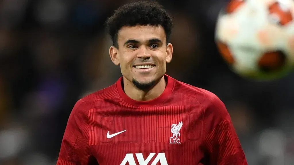 Luis Díaz, alvo do Barcelona, em campo com o Liverpool (Photo by Justin Setterfield/Getty Images)