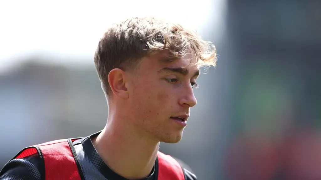 BOURNEMOUTH, INGLATERRA - 27 DE ABRIL: Dean Huijsen, do AFC Bournemouth, reage durante a partida da Premier League entre o AFC Bournemouth e o Manchester United FC no Vitality Stadium em 27 de abril de 2025 em Bournemouth, Inglaterra.