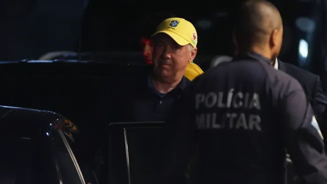 Carlo Ancelotti entrando no carro ao chegar em território Brasileiro (Photo by Wagner Meier/Getty Images)