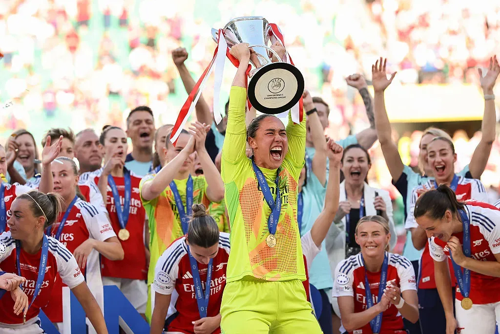 Jogadoras do Arsenal comemoram o título da Women's Champions League (Photo by Maja Hitij/Getty Images)
