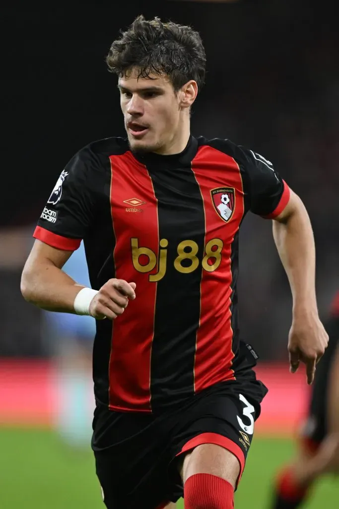 BOURNEMOUTH, INGLATERRA - 19 DE OUTUBRO: Milos Kerkez, do Bournemouth, em ação durante a partida da Premier League entre o AFC Bournemouth e o Arsenal FC no Vitality Stadium em 19 de outubro de 2024 em Bournemouth, Inglaterra.