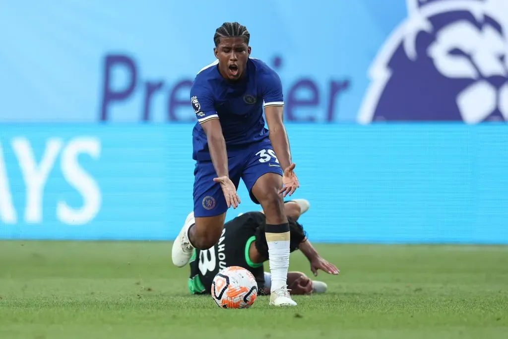 FILADÉLFIA, PENSILVÂNIA - 22 DE JULHO: Andrey Santos #39 do Chelsea reage após uma jogada durante o primeiro tempo do amistoso de pré-temporada contra o Brighton & Hove Albion no Lincoln Financial Field em 22 de julho de 2023 na Filadélfia, Pensilvânia.