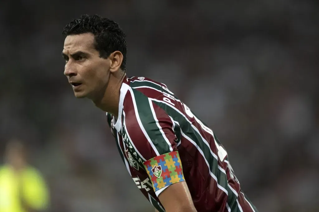 Ganso, observado pelo SANTOS, com a camisa verde e grená do Fluminense
