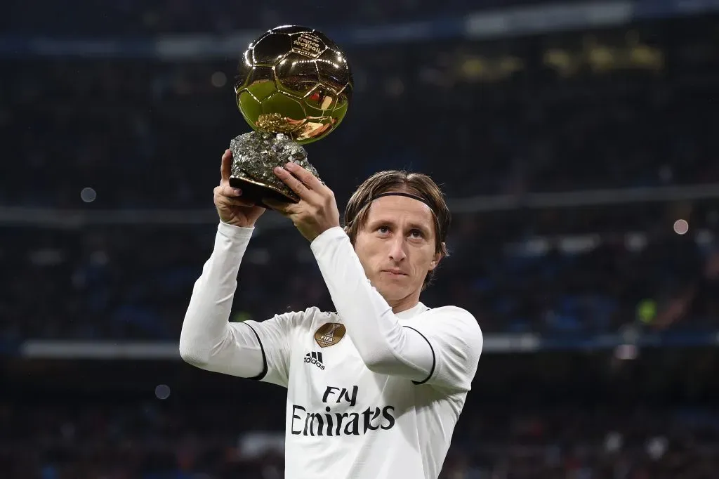 Luka Modric erguendo seu troféu da Bola de Ouro pelo Real Madrid (Photo by Denis Doyle/Getty Images)