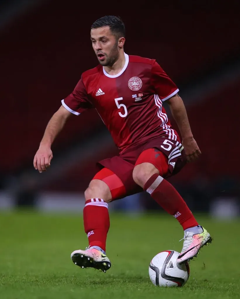 Riza, com a camisa vermelha da Dinamarca, fechará com Amazonas FC