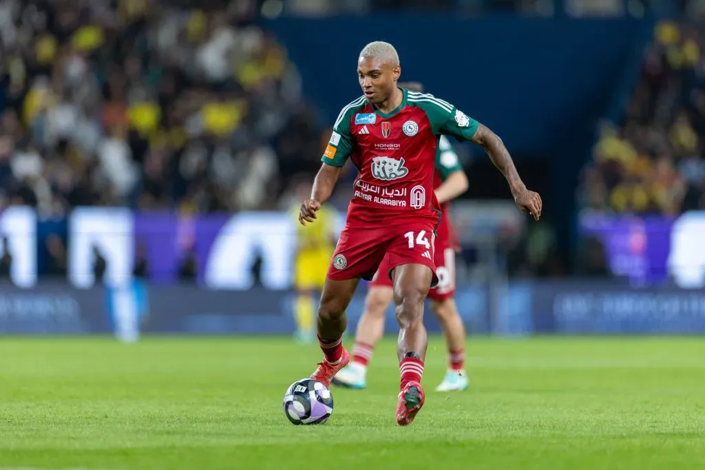 Atacante Vitinho já atuou no Flamengo e o Al Ettifaq anunciou a saída do jogador brasileiro. Ele foi assunto de alguns torcedores no X, que comentaram que trocariam Cebolinha e Michael pelo jogador (Photo by Abdullah Ahmed/Getty Images)