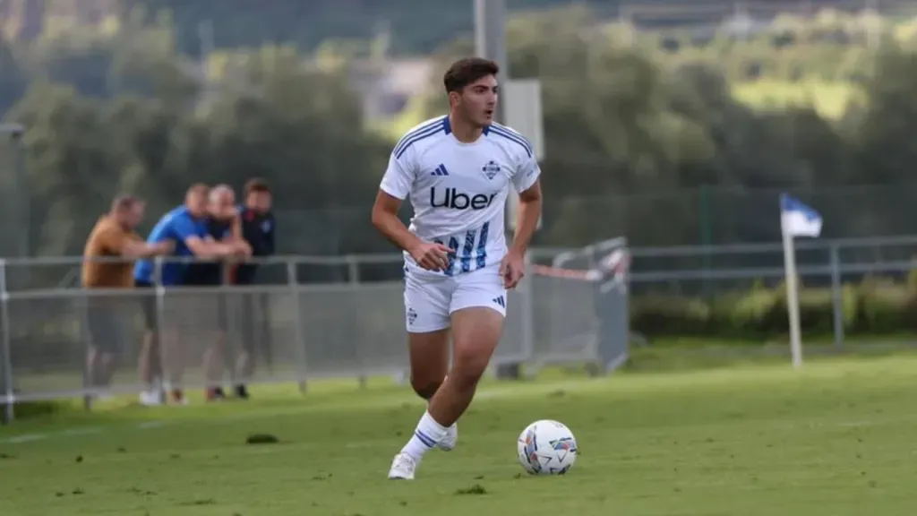 Zagueiro brasileiro João Gabriel em partida pelo Como 1907 (Foto: Como 1907/Acervo Pessoal)