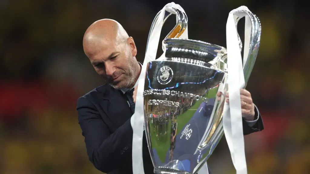 LONDRES, INGLATERRA - 01 DE JUNHO: Zinedine Zidane coloca o troféu da Liga dos Campeões no pedestal após a final da Liga dos Campeões da UEFA 2023/24 entre Borussia Dortmund e Real Madrid CF no Estádio de Wembley em 01 de junho de 2024 em Londres, Inglaterra.