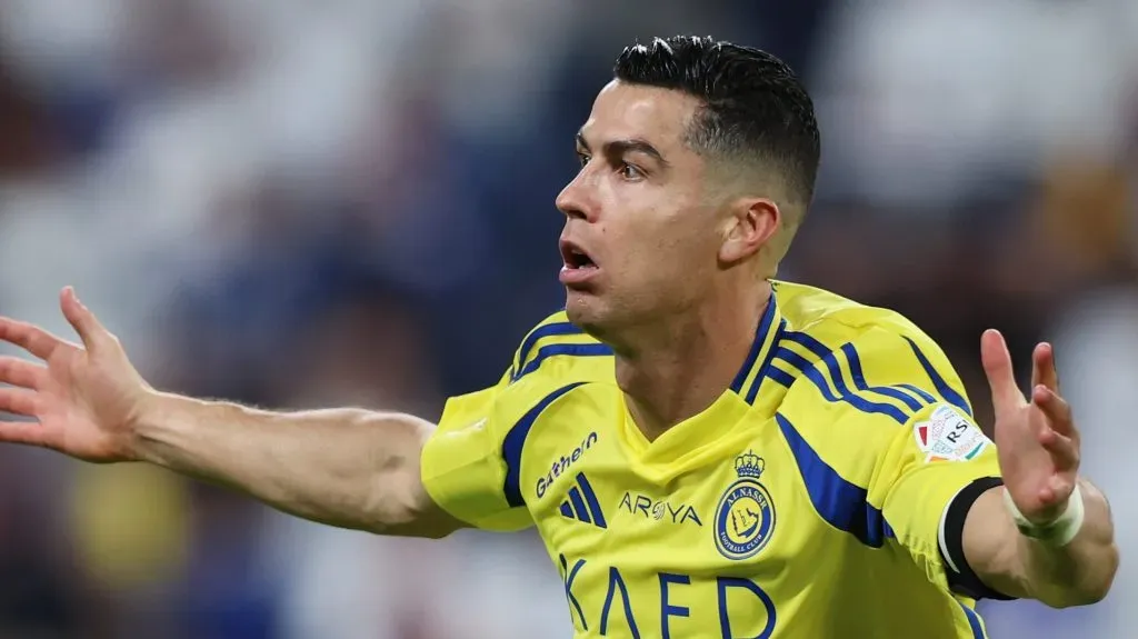 RIAD, ARÁBIA SAUDITA - 4 DE ABRIL: Cristiano Ronaldo, do Al Nassr, comemora o segundo gol de sua equipe durante a partida da Saudi Pro League entre Al Hilal e Al Nassr na Kingdom Arena em 4 de abril de 2025 em Riad, Arábia Saudita.