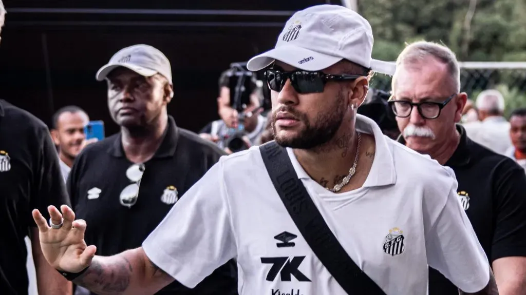 Neymar, com a camisa branca do Santos