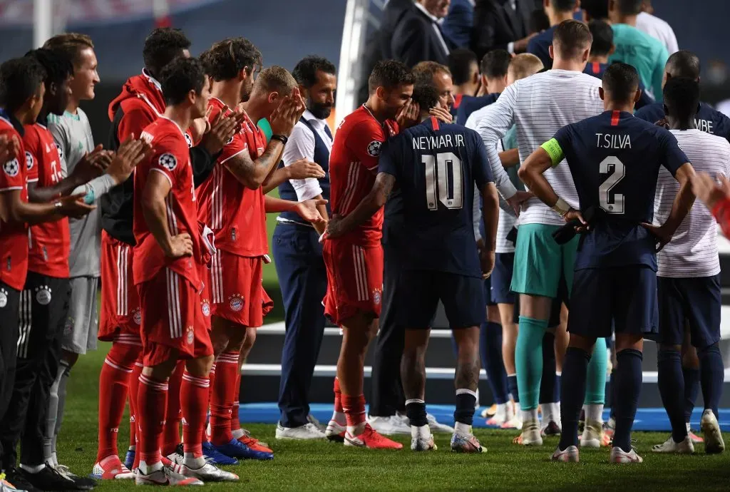 Jogadores do Bayern de camisa vermelha e jogadores do PSG com a camisa azul, na Champions League