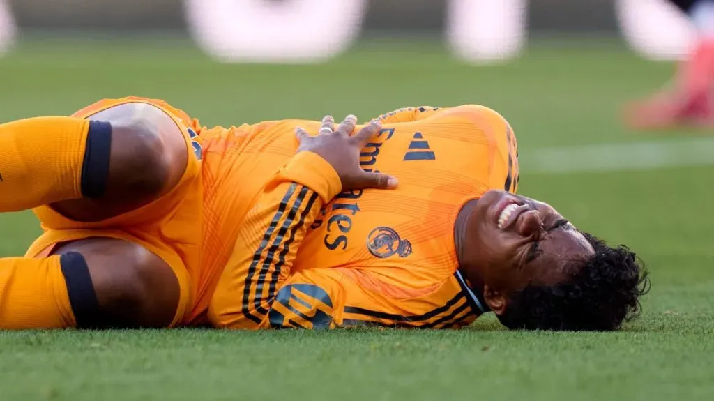 SEVILHA, ESPANHA - 18 DE MAIO: Endrick Felipe Moreira, do Real Madrid, faz careta de dor durante a partida da LaLiga entre Sevilla FC e Real Madrid CF no Estádio Ramon Sanchez Pizjuan em 18 de maio de 2025 em Sevilha, Espanha.