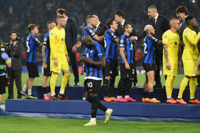Jogadores da Inter de Milão, com a camisa preta e azul, na Champions League