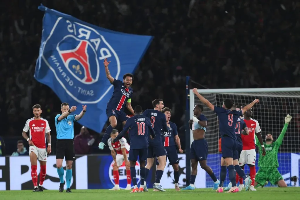 Jogadores com a camisa azul do PSG, em campo