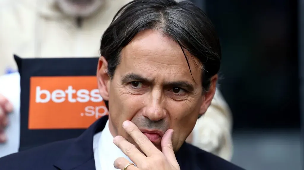 Simone Inzaghi, de terno preto, de camisa branca, fala do Bayern de Munique. (Photo by Marco Luzzani/Getty Images)