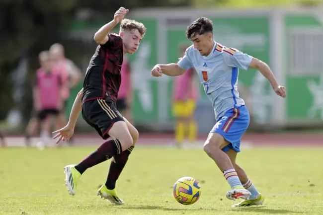 Jesús Fortea, do Real Madrid, de camisa azul clara