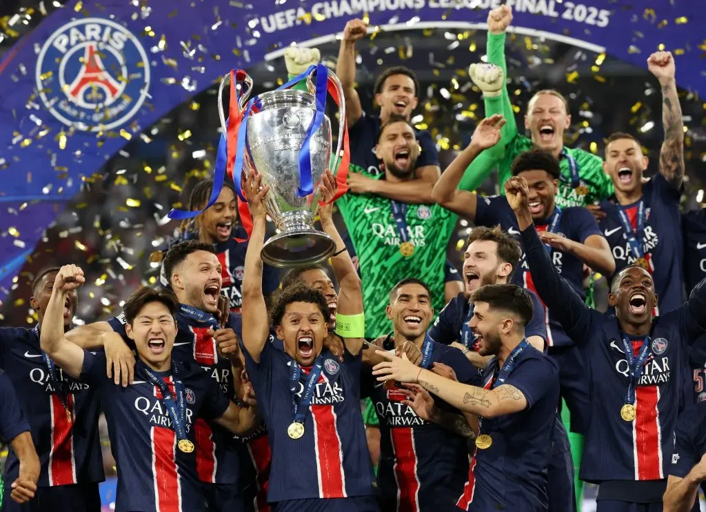 Marquinhos, capitão do PSG, leva a taça da campeão da Champions League (Photo by Carl Recine/Getty Images)