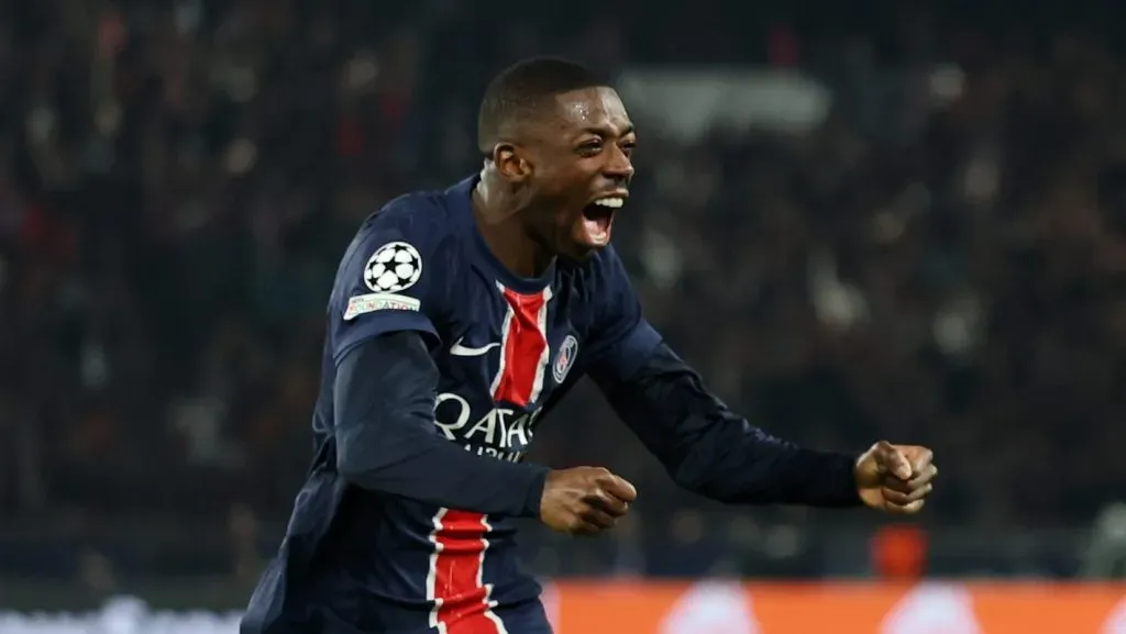 PARIS, FRANĂA - 09 DE ABRIL: Nuno Mendes, do Paris Saint-Germain, comemora o terceiro gol de sua equipe com o companheiro de equipe Ousmane DembĂ©lĂ© durante a partida de ida das quartas de final da Liga dos CampeĂ”es da UEFA 2024/25 entre Paris Saint-Germain e Aston Villa FC no Parc des Princes em 09 de abril de 2025 em Paris, França.
