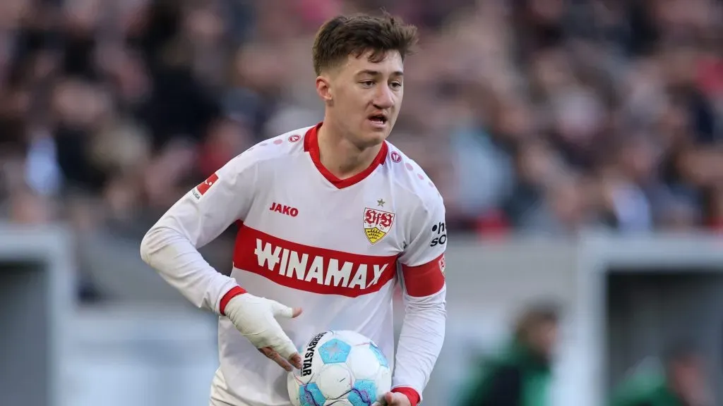 Angelo Stiller em jogo do Stuttgart. Foto: Alex Grimm/Getty Images