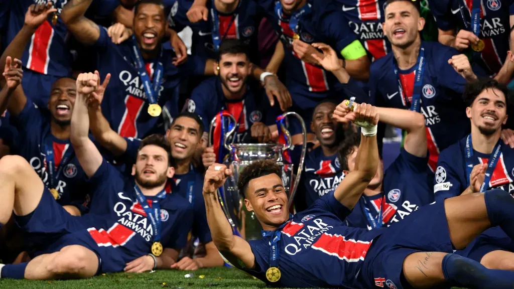 Désiré Doué comemora título da Champions League ao lado do elenco do PSG (Photo by Justin Setterfield/Getty Images)
