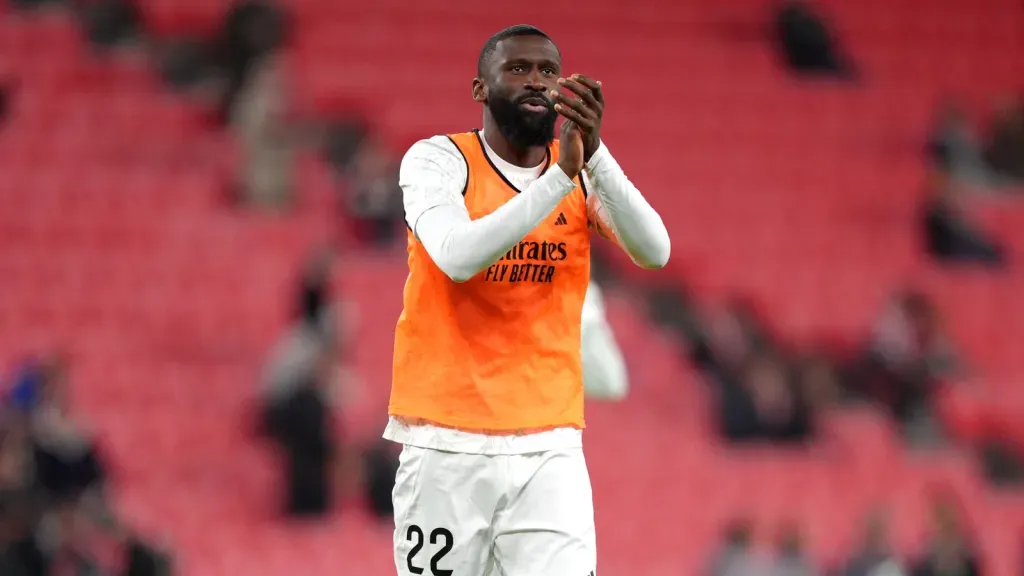 Antonio Rüdiger antes de partida pelo Real Madrid (Photo by Juan Manuel Serrano Arce/Getty Images)