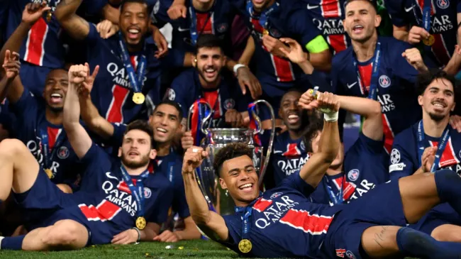 Désiré Doué comemora título da Champions League ao lado do elenco do PSG (Photo by Justin Setterfield/Getty Images)