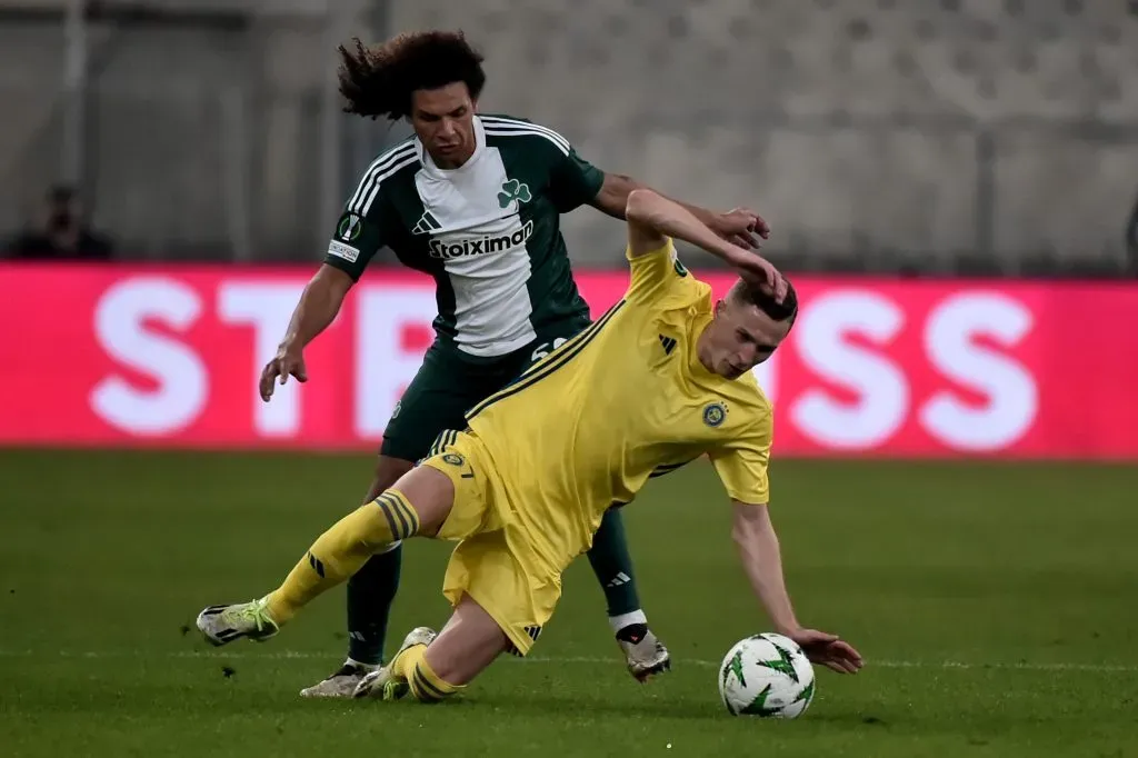 Willian Arão, com a camisa verde e branca, do Panathinaikos, e alvo do Santos