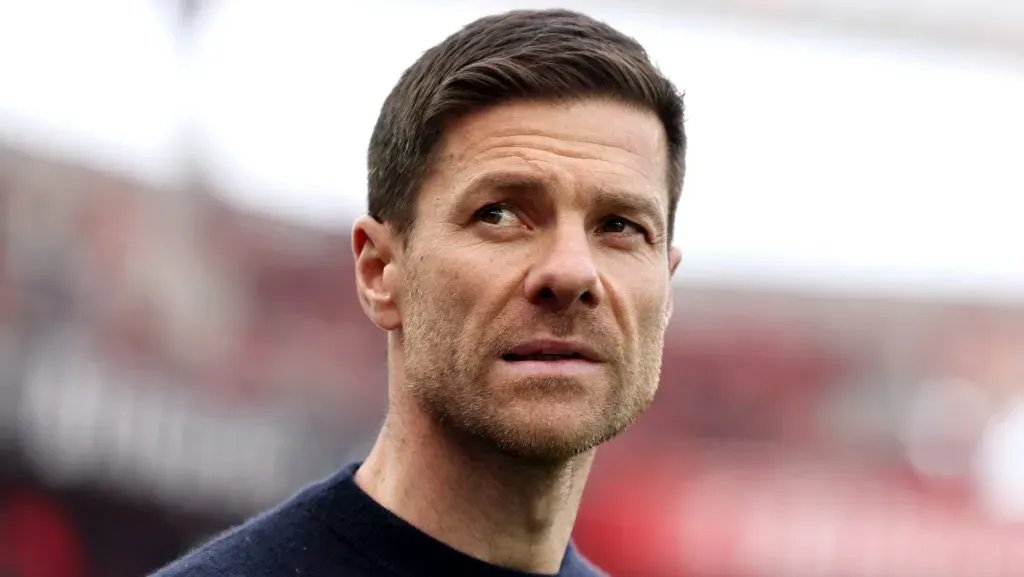 Xabi Alonso, com a camisa preta