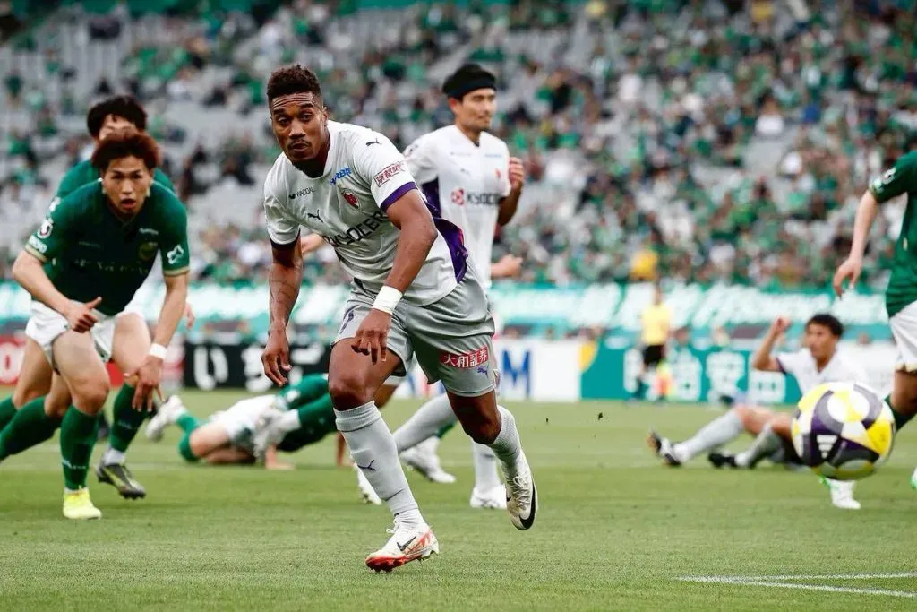 Murilo Souza em ação pelo Kyoto Sanga, do Japão. Jogador tem passagens pelo futebol brasileiro e comentou sobre as diferenças de outras ligas que ele também já atuou em Portugal e Espanha. Foto: Divulgação/Assessoria