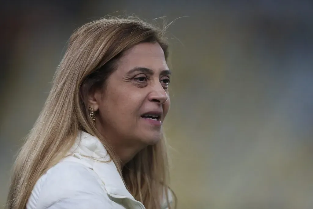 Leila Pereira de branco