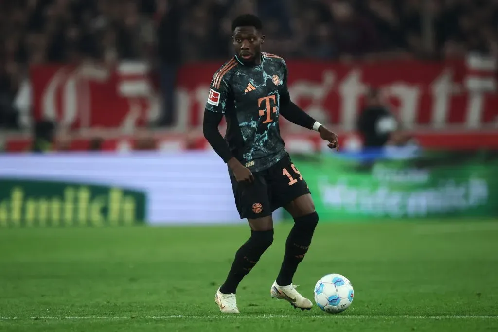 Alphonso Davies com a bola no pé