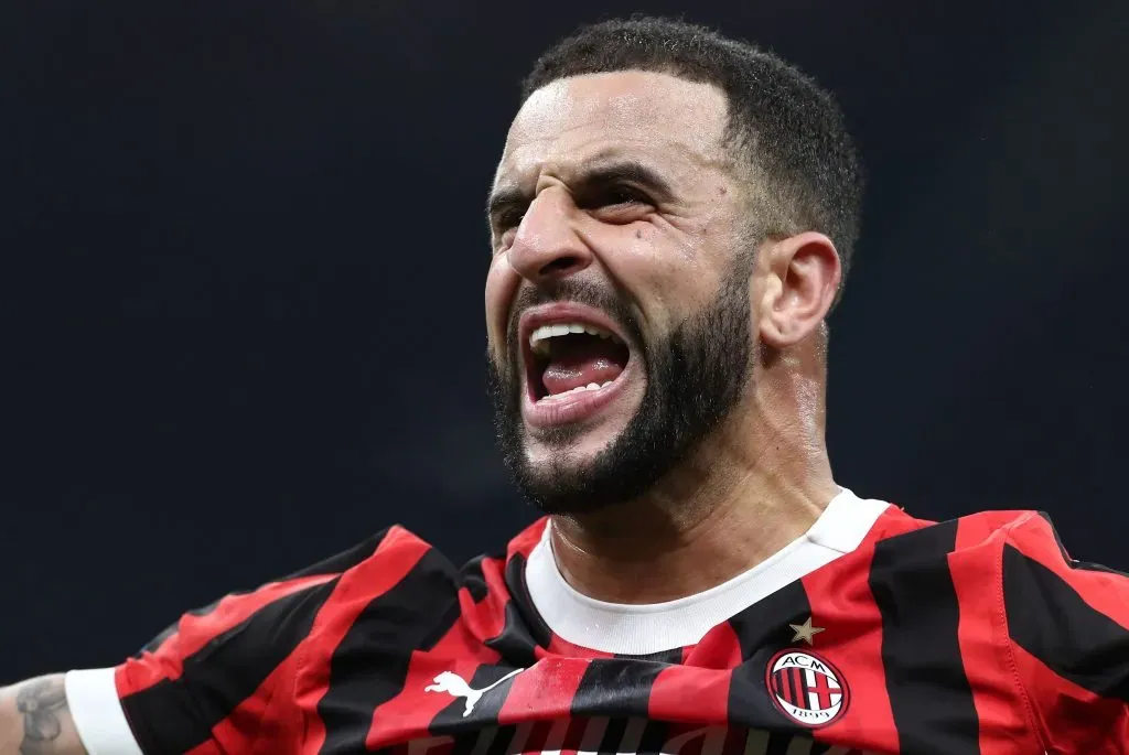 Walker com a camisa do Milan