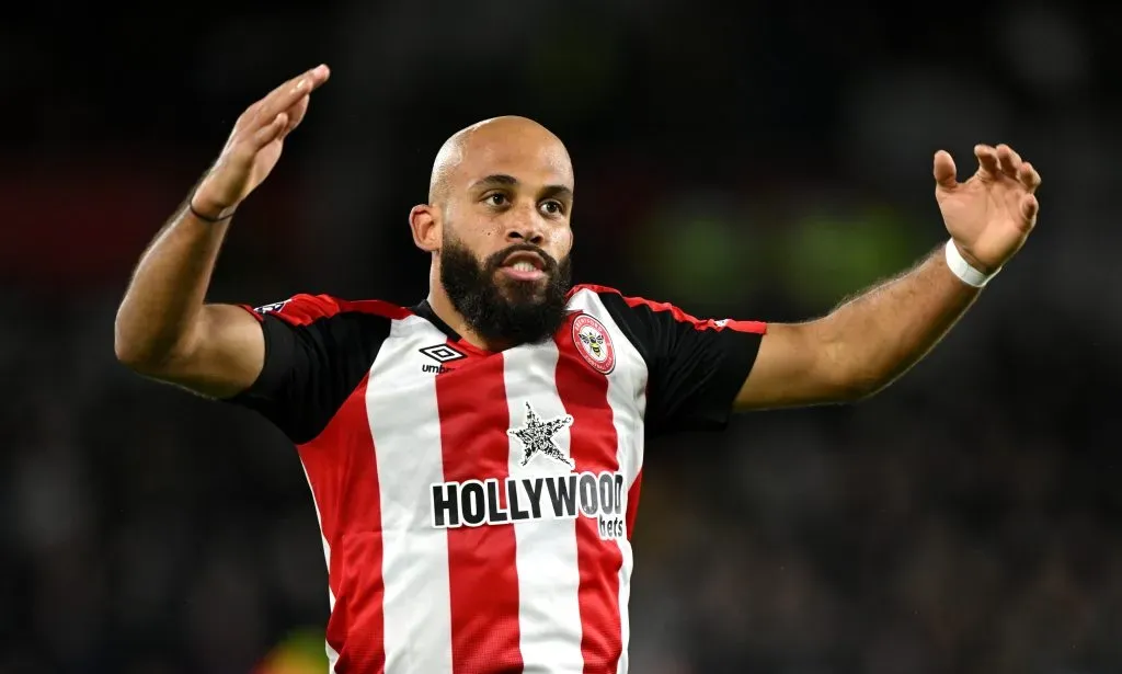 Atacante Bryan Mbeumo, de 25 anos, do Brentford, é um dos grandes alvos do Manchester United. Seu desempenho recente e sua versatilidade são características muito importantes. Ele possui 20 gols até aqui na temporada. (Photo by Mike Hewitt/Getty Images)