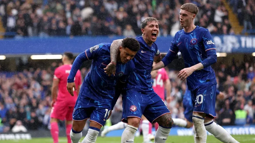 Jadon Sancho, Enzo Fernández e Cole Palmer comemorando gol do Chelsea. Foto: Harry Murphy/Getty Images