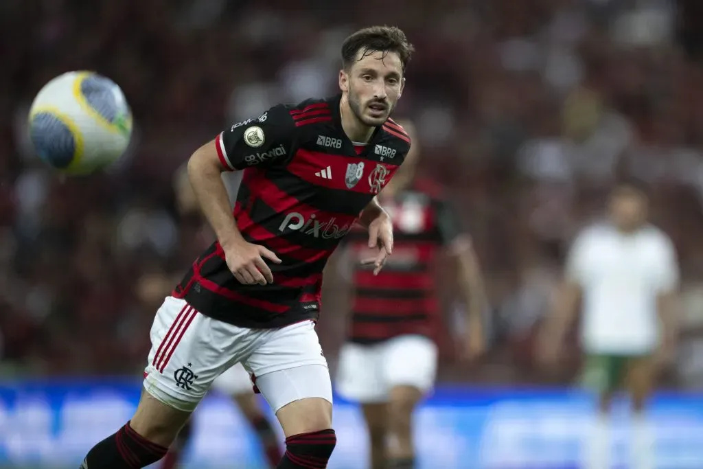 Viña, com a camisa vermelha e preta do Flamengo