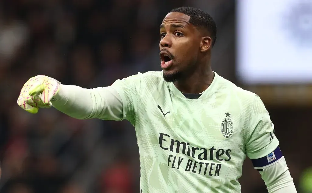 Mike Maignan em campo pelo Milan (Luzzani/Getty Images)