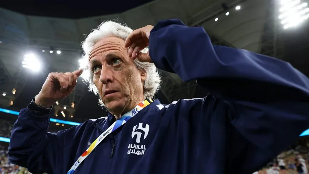 Jorge Jesus leva as duas mãos a cabeça com o casaco azul do Al-Hilal
