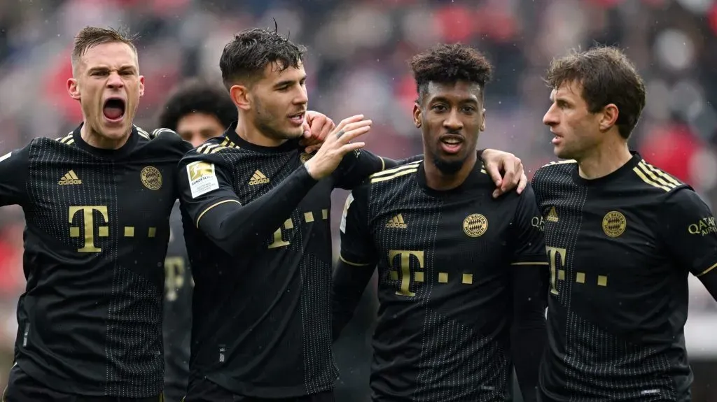 jogadores do Bayern de Munique, em campo, de camisa preta. Coman é alvo do Liverpool.