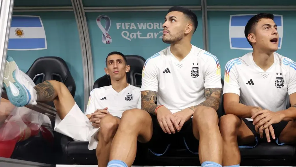 Leandro Paredes, Paulo Dybala e Lautaro Martínez, da Argentina, observam do banco de reservas durante a partida das oitavas de final da Copa do Mundo FIFA Catar 2022 entre Argentina e Austrália, no Estádio Ahmad Bin Ali, em 3 de dezembro de 2022, em Doha, Catar. (Foto de Alex Pantling/Getty Images)