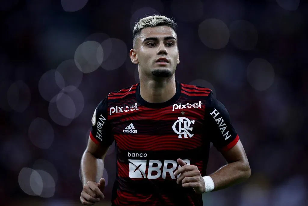 Andreas Pereira, com a camisa vermelha e preta do Flamengo