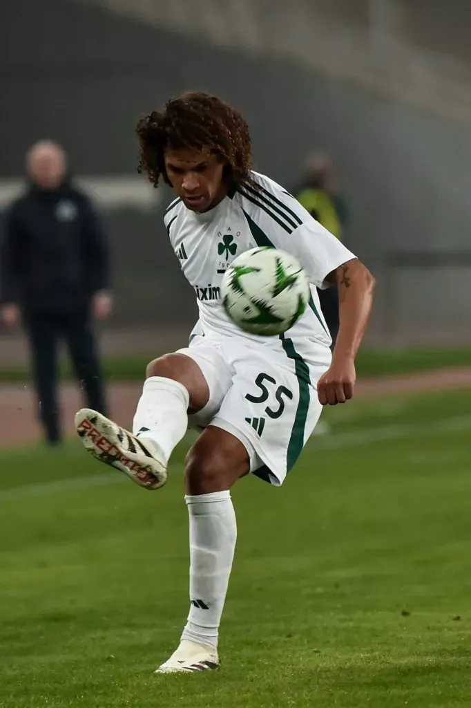 Alvo do Santos, Willian Arão com a camisa branca e verde